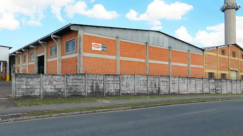 Fachada do galpão do centro logístico em Curitiba
