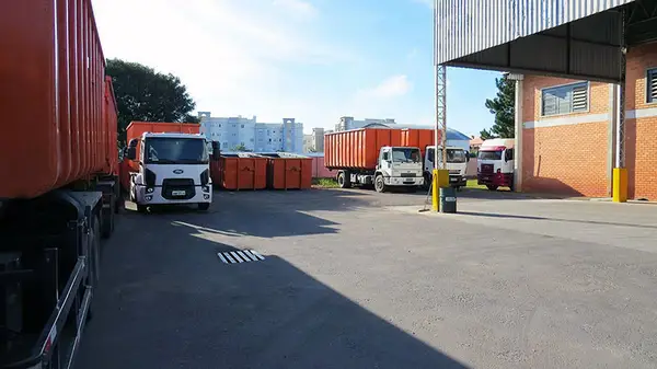 Frota de caminhões no pátio da Lagrisul