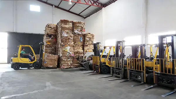 Operação com empilhadeira entre os fardos