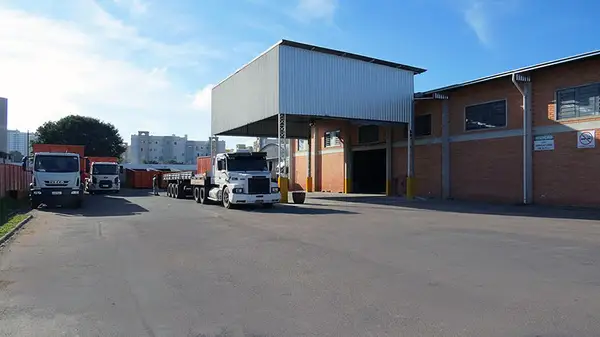 Pátio de caminhões do centro logístico