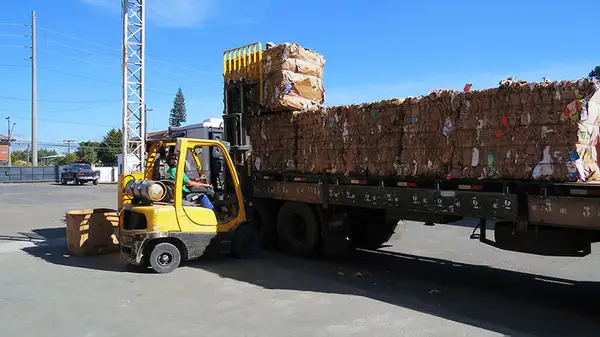 Caminhão carregado com fardos de papelão