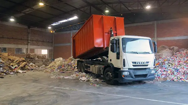 Caminhão descarregando aparas de papel