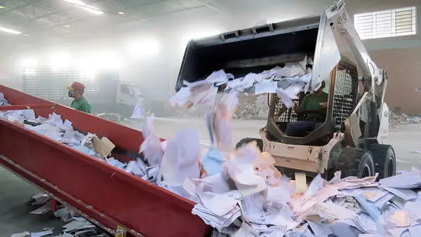 Aparas de papel na esteira de processo