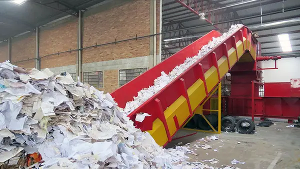 Esteira com aparas de papel branco