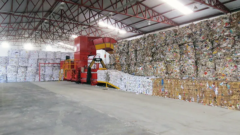 Fardos de papel empilhados no galpão da Lagrisul