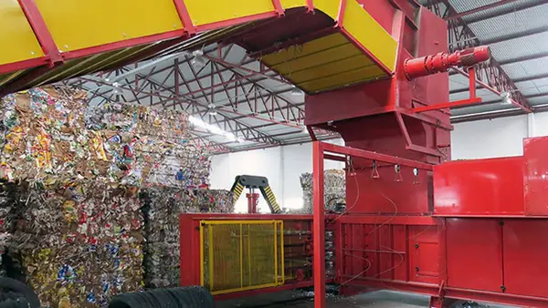 Alimentação da enfardadeira com papelão